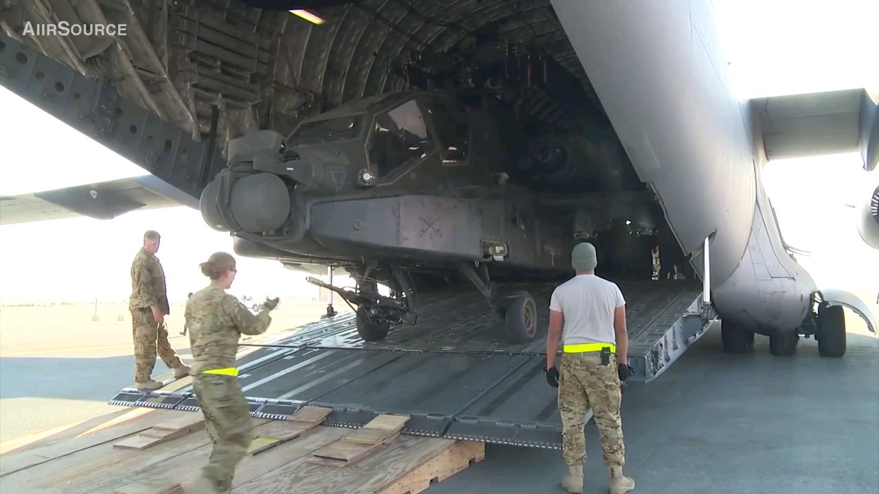 从C-17“环球霸王3”上卸下AH-64阿帕奇直升机